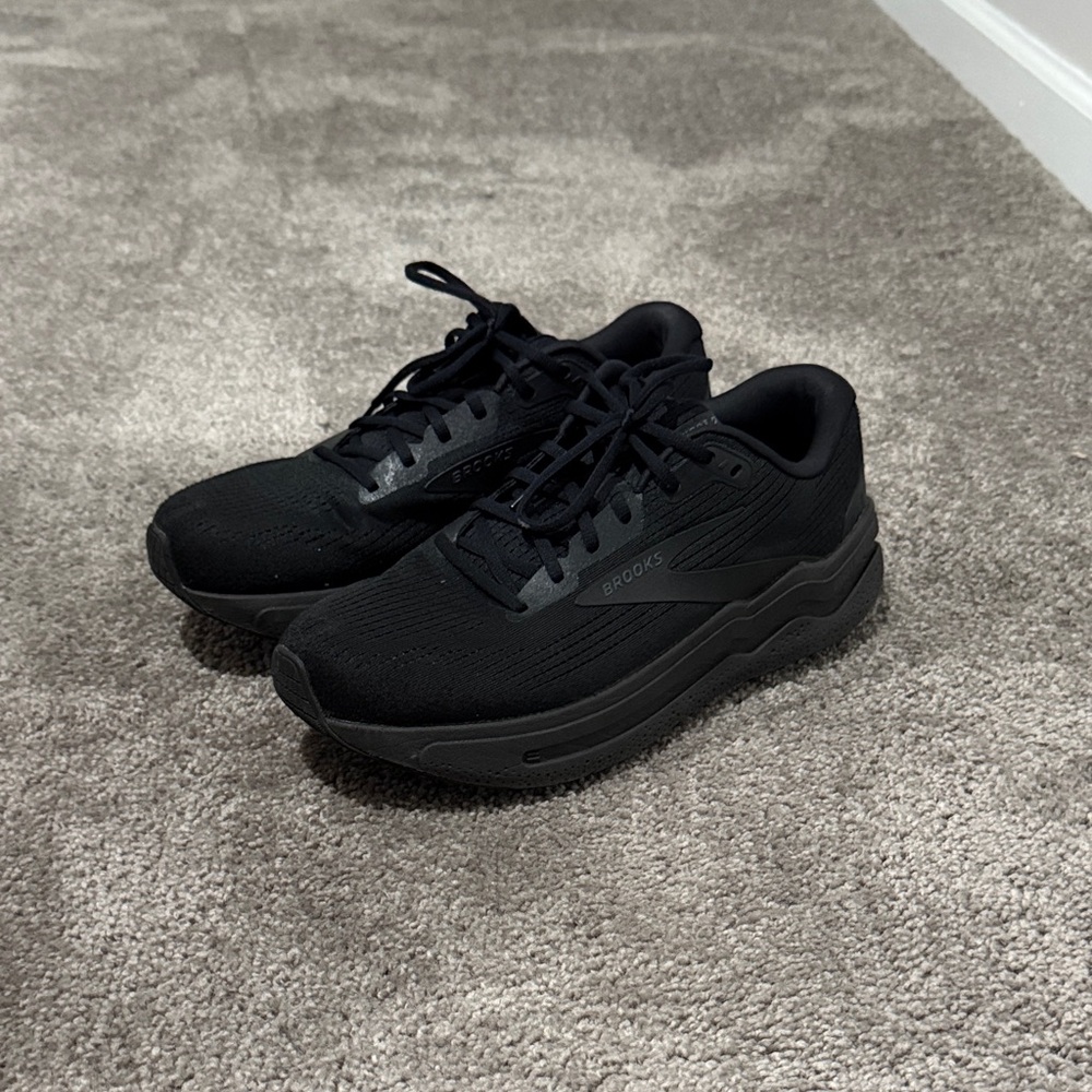 Brooks Jet Black Athletic Sneakers
Ghost 2 Max